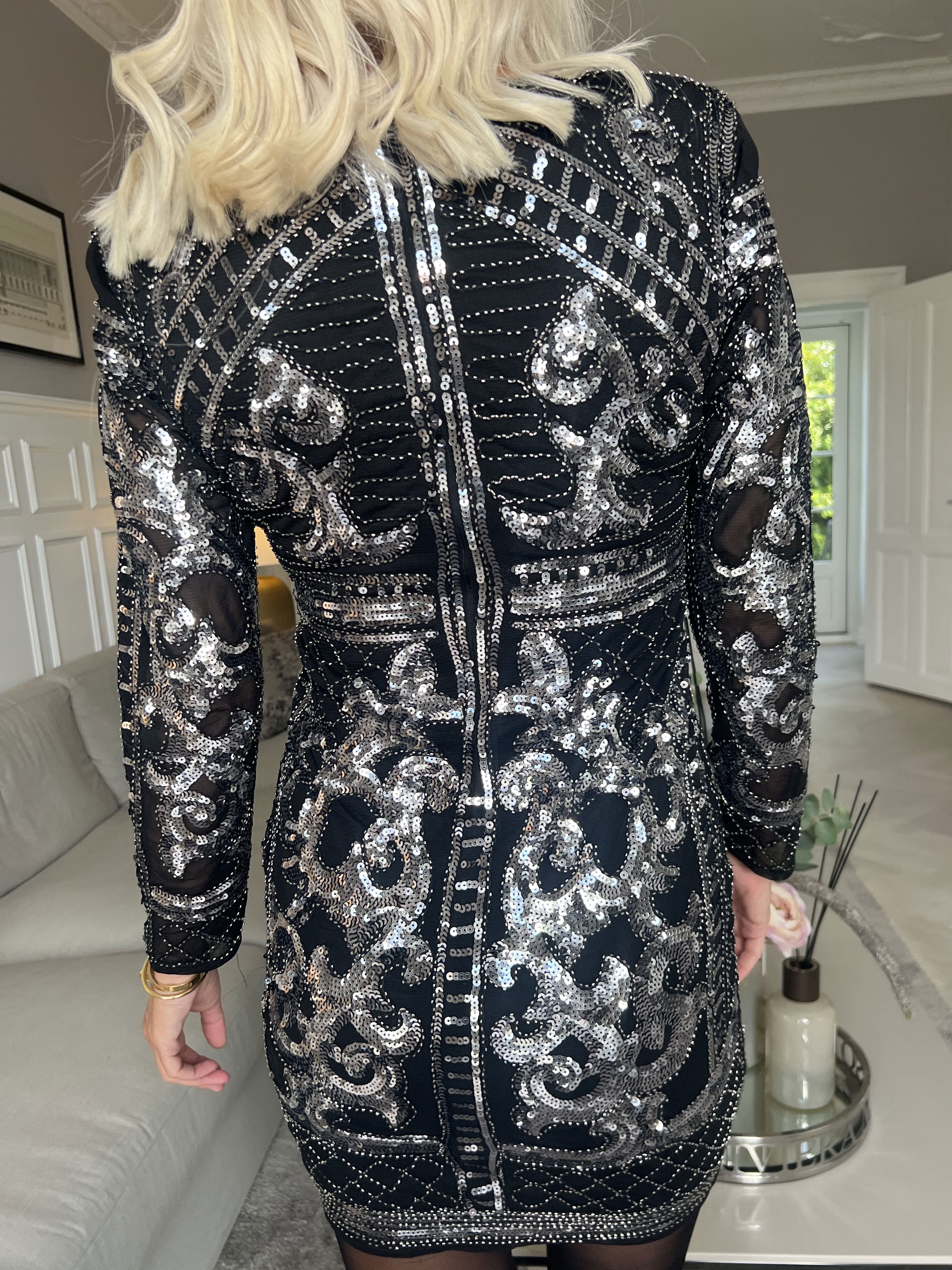 Belicia - Svart åtsittande klänning med silvriga paljetter